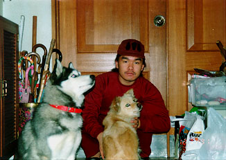 $B3,CJ$r8+>e$2$k%A%'%j!<$H%+%a%iL\@~$N%Z%m(B